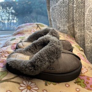 UGG Women's Gray Shearling platform Slippers size 8